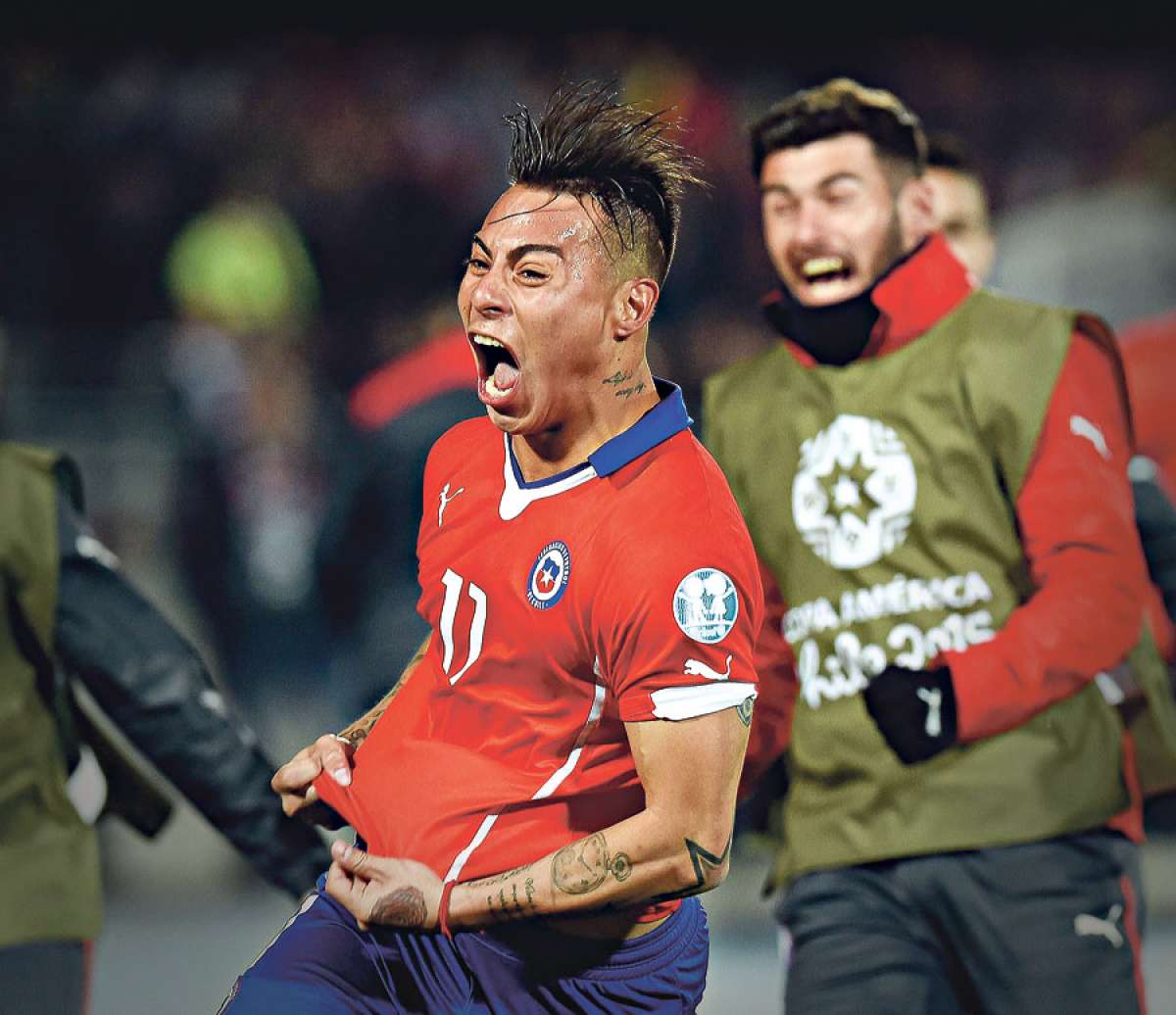  El volante Eduardo Vargas convirti&oacute; los goles que le dieron el triunfo sobre Per&uacute;. Foto: AFP