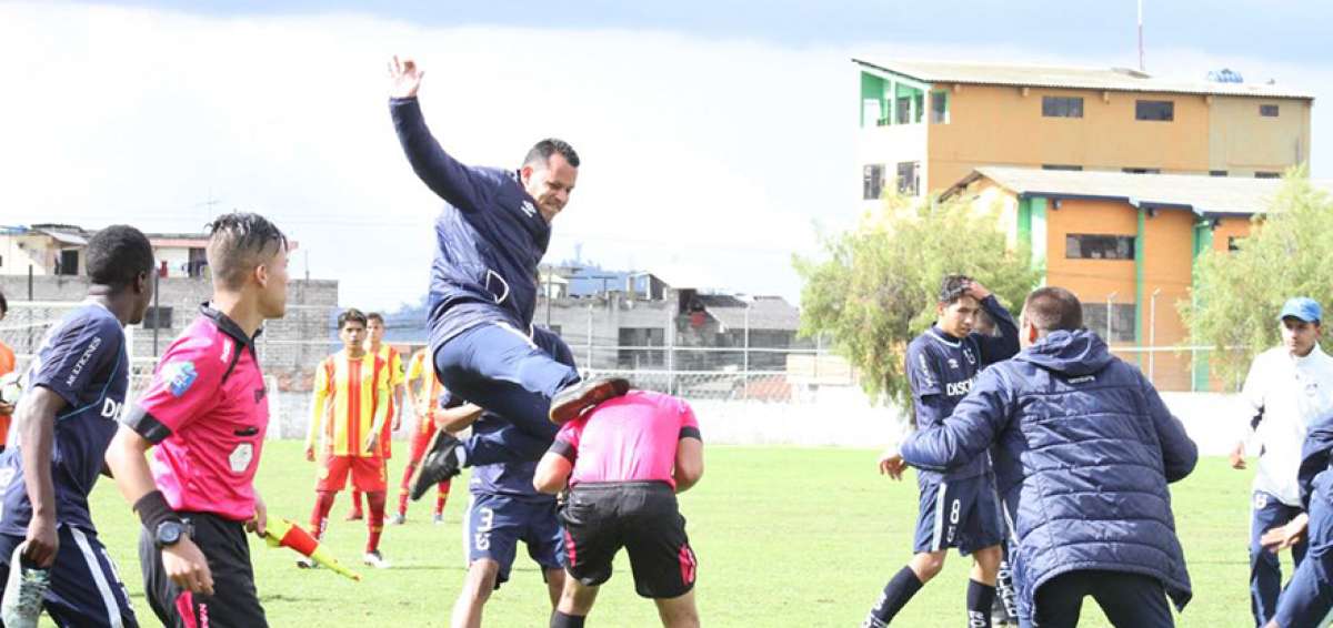 Momento de la agresi&oacute;n del entrenador venezolano Adolfo Monsalve al cuarto &aacute;rbitro, durante el partido entre Universidad Cat&oacute;lica y Aucas.