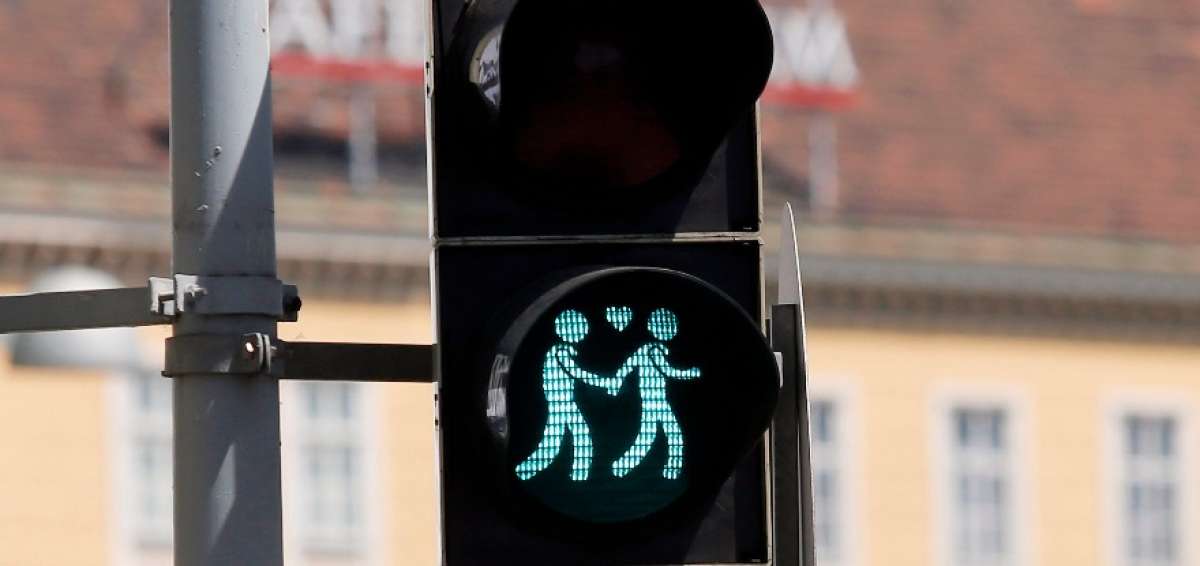 Sem&aacute;foros en Viena muestran siluetas de parejas homosexuales.