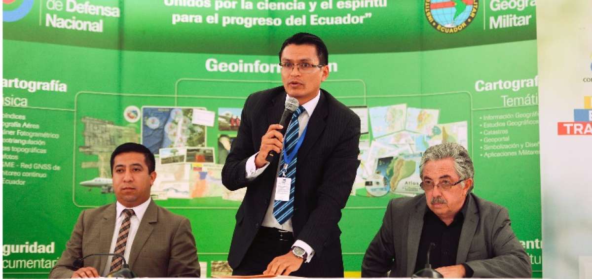 Diego Tello (centro), coordinador de procesos electorales, inform&oacute; del 100% de la impresi&oacute;n de papeletas.