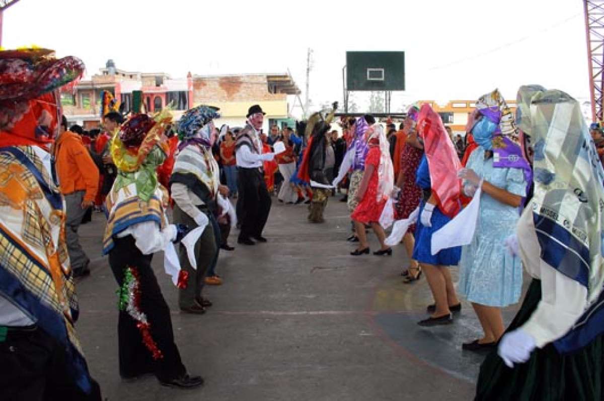 Los ind&iacute;genas de las comunidades cercanas al sistema de Ozogoche preparan sus bailes, m&uacute;sica y comida. Foto: Elizabeth Maggi.