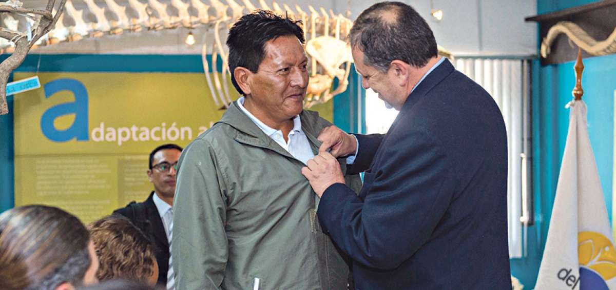 El ministro Tarsicio Granizo entreg&oacute; una medalla a Polo Cuasque (der.) por su tarea de cuidador.  