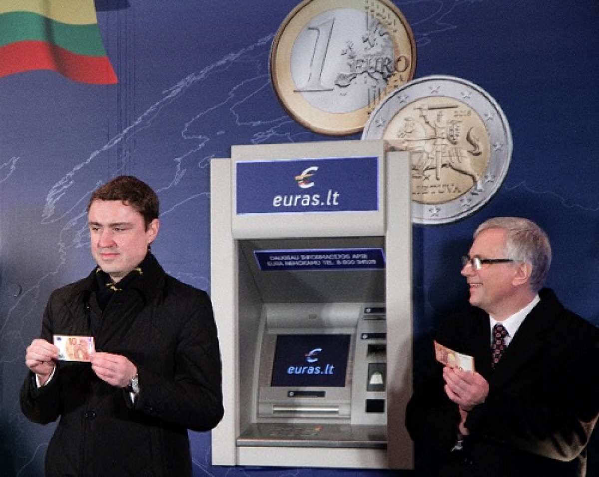 Prudente, el banco central recomend&oacute; a los lituanos que saquen dinero en el banco ya que es posible que las tarjetas no funcionen durante algunas horas. Foto: AFP