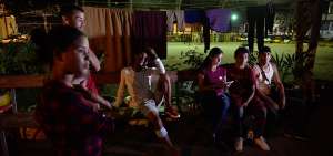 Al anochecer, varios de los venezolanos albergados en Guayaquil se re&uacute;nen a conversar sobre sus d&iacute;as pasados de prosperidad y su presente de superaci&oacute;n.