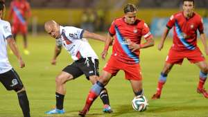 Santiago Morales (i.) del Deportivo Quito, disputa la pelota con Marwin Pita (d.) de El Nacional durante el juego de ayer en Quito. Foto: &Aacute;lvaro P&eacute;rez 