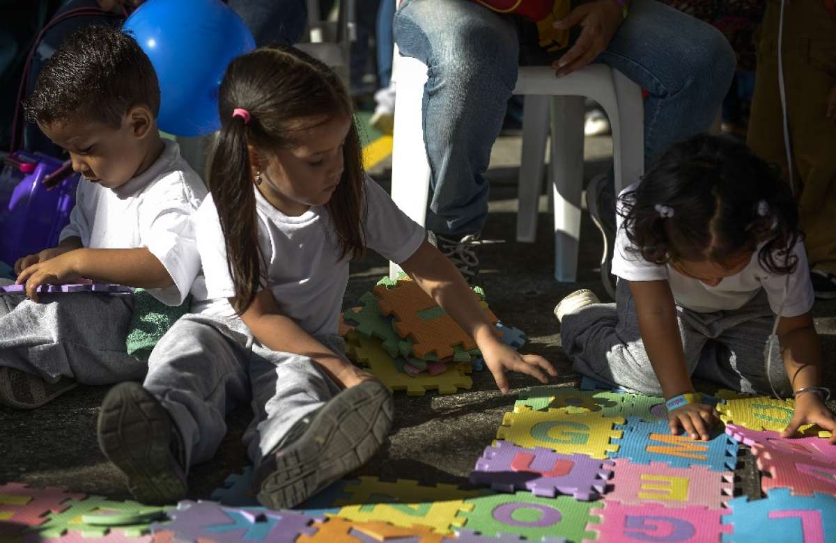 Los alumnos de la escuela Sandro Pertini, en Guayaquil, iniciaron hoy su per&iacute;odo de clases. FOTO: Lylibeth Coloma 