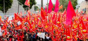 Entre mil y dos mil habitantes de las parroquias rurales acudieron ayer a las afueras de la Asamblea.