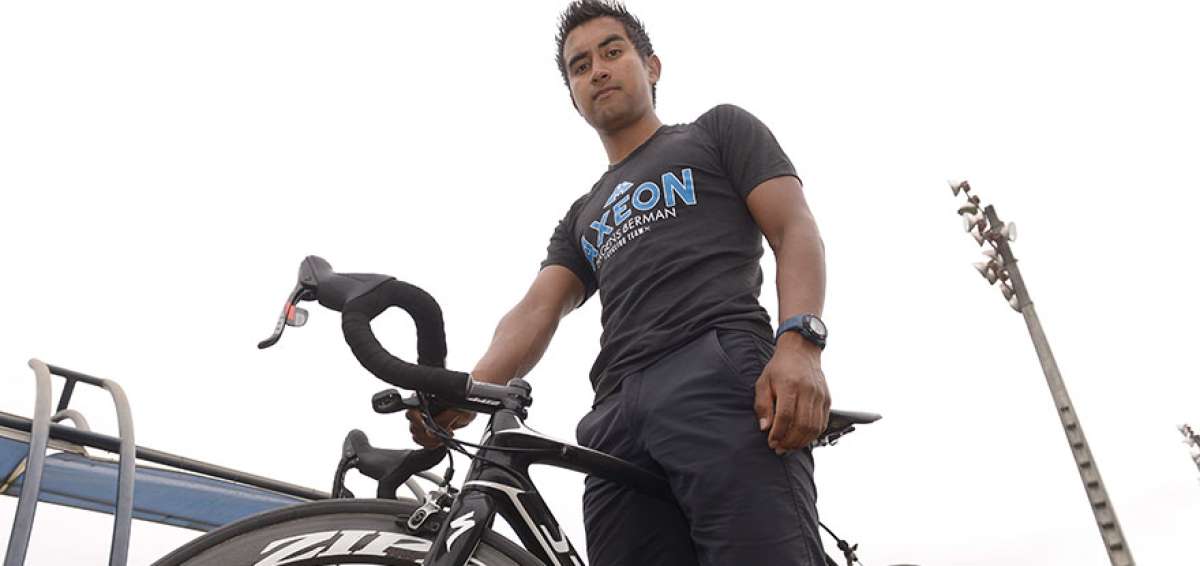Jonathan Narv&aacute;ez monta su bicicleta valorada en $ 6.000. Esta semana particip&oacute; en los Juegos Nacionales.