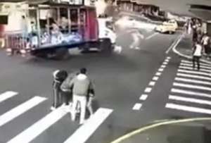 Chiva atropell&oacute; a varias personas en Ambato en la zona de bares, hecho que grabado en video y es investigado.