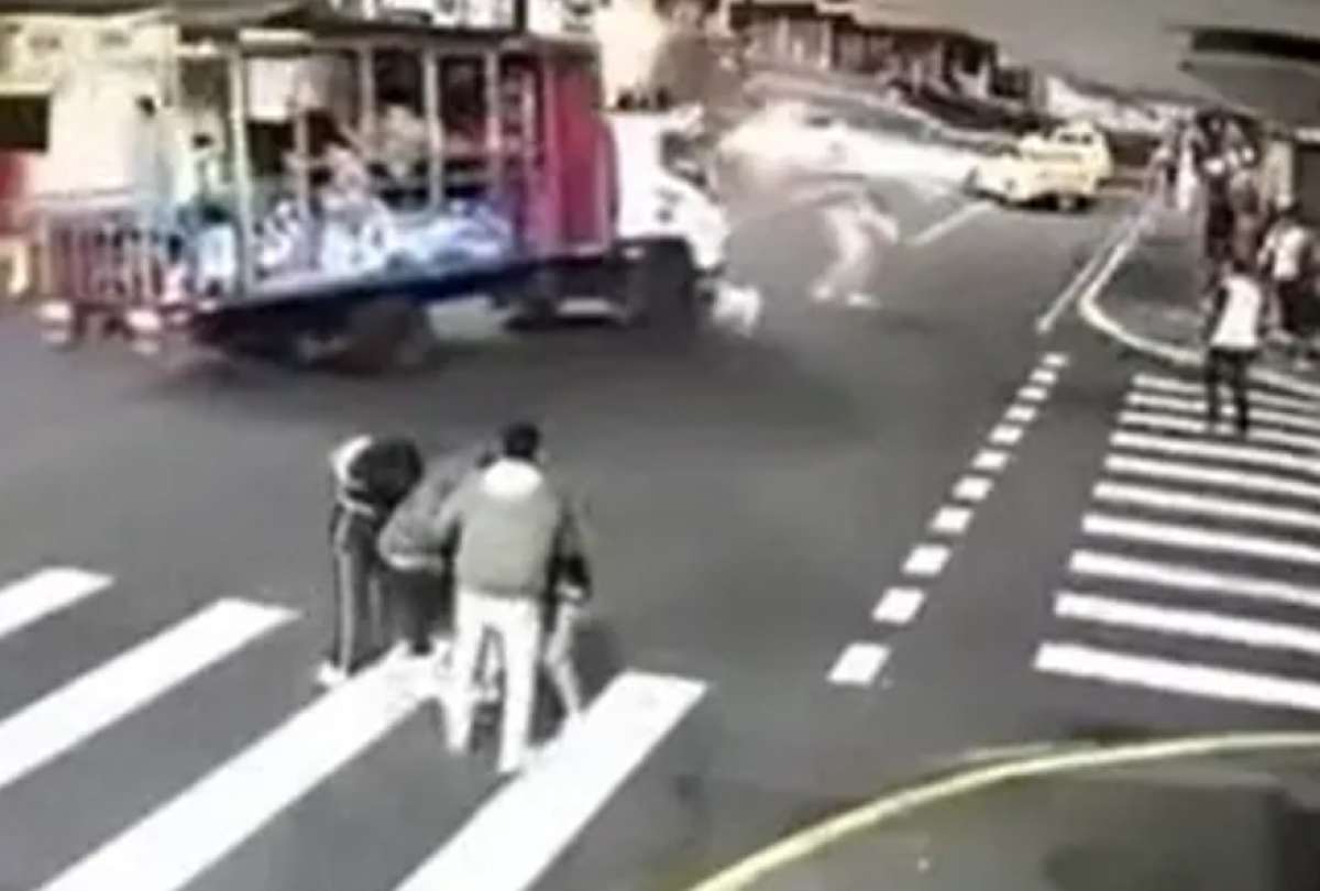 Chiva atropell&oacute; a varias personas en Ambato en la zona de bares, hecho que grabado en video y es investigado.