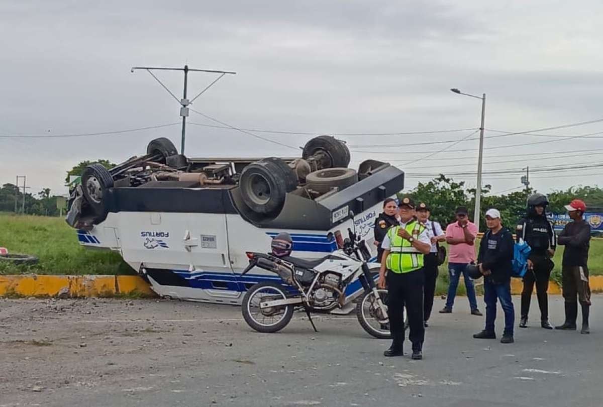 Comisión de Tránsito del Ecuador retiró de la vía un vehículo blindado que se volcó en Guayas