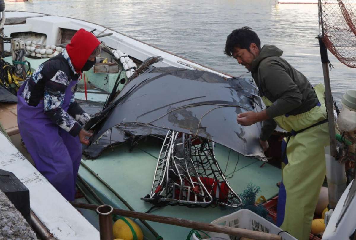 Rescatistas hallaron restos de cinco tripulantes tras siniestro aéreo en el mar de Japón.