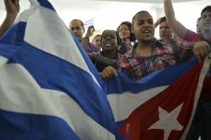 Miembros de la delgaci&oacute;n cubana en la cumbre social que se desarrolla en paralaleo a la Cumbre de las Am&eacute;ricas en Panam&aacute;. FOTO: AFP 