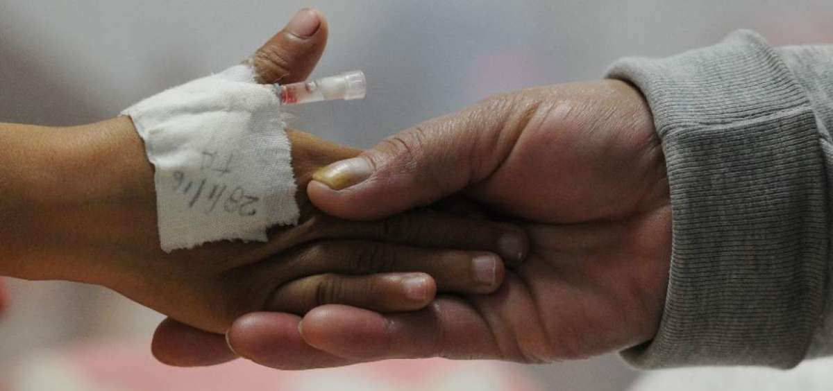 Una madre sostiene la mano de su hijo que padece el virus del Zika en Tegucigalpa, capital de Honduras.