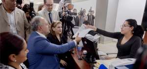 El presidente del directorio del IESS, Richard Espinosa, present&oacute; una demanda contra la resoluci&oacute;n de la Contralor&iacute;a.