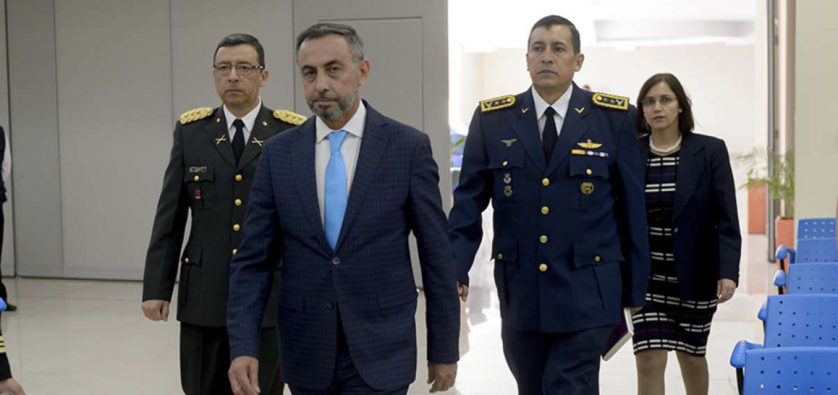 El director del ISSFA, Alejandro Vela (centro), asegur&oacute; que el Ministerio de Finanzas entrega mensualmente los aportes patronales a la entidad militar.