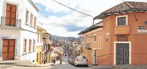 Desde el barrio El Chorro se puede divisar el centro hist&oacute;rico de Cuenca. En el sector a&uacute;n se conservan las viviendas que son parte del patrimonio de la ciudad. Foto: Jos&eacute; Luis Llivisaca / El Tel&eacute;grafo