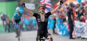 El ciclista brit&aacute;nico Simon Yates (Mitchelton) entra vencedor en la 14&ordf; etapa de la Vuelta Ciclista a Espa&ntilde;a.
