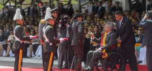 El presidente Len&iacute;n Moreno coloc&oacute; insignias a los cadetes de la Escuela Superior del Ej&eacute;rcito, que se graduaron como oficiales subtenientes en la ceremonia castrense por la conmemoraci&oacute;n del Primer Grito de Independencia.