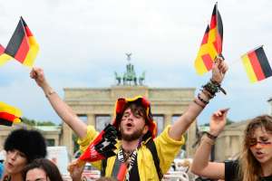 Aficionados alemanes se congregan en la puerta de Brandeburgo en Berl&iacute;n para seguir la final del Mundial. Foto: AFP