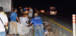 Personal de empresa recicladora recogi&oacute; el material desperdigado, tras el accidente.