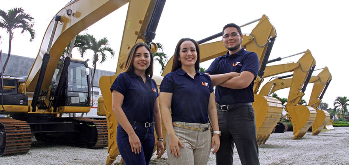 El objetivo es dotar de un servicio &iacute;ntegro al consumidor, as&iacute; lo reconocen Kenia Ram&iacute;rez, Juan Luis Bravo y Stefanie Lucero integrantes de Miflota.com.