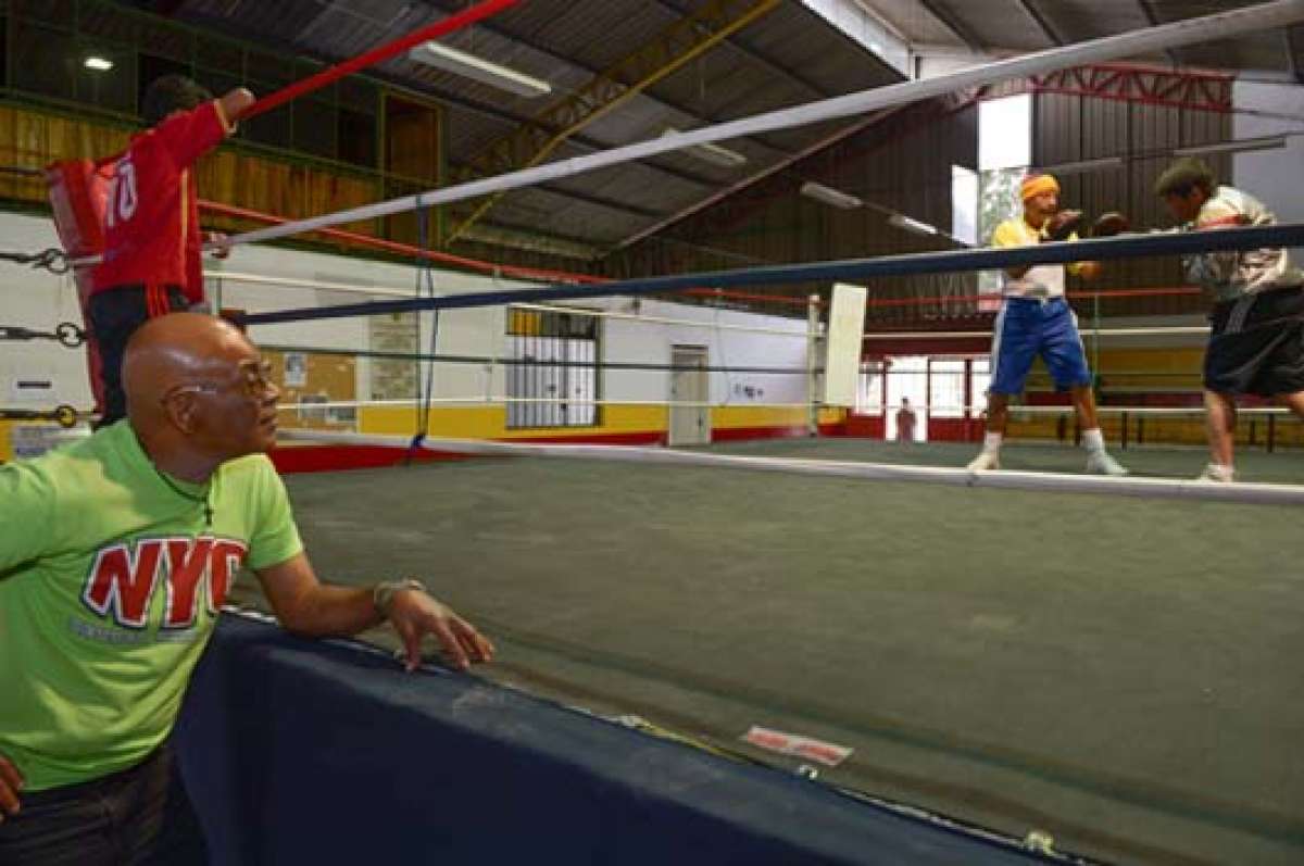 Ramiro &lsquo;Clay&rsquo; Bola&ntilde;os (64 a&ntilde;os) observa el entrenamiento de Manuel &lsquo;Tobi&rsquo; Mu&ntilde;oz, en el ring, a la izquierda. Foto: Santiago Aguirre / El Tel&eacute;grafo.
