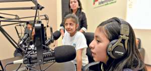 Los chicos se emocionaban por hablar en el micr&oacute;fono. Para algunos era la primera vez que se escuchaban en la radio. Foto: Roberto Ch&aacute;vez / El Tel&eacute;grafo