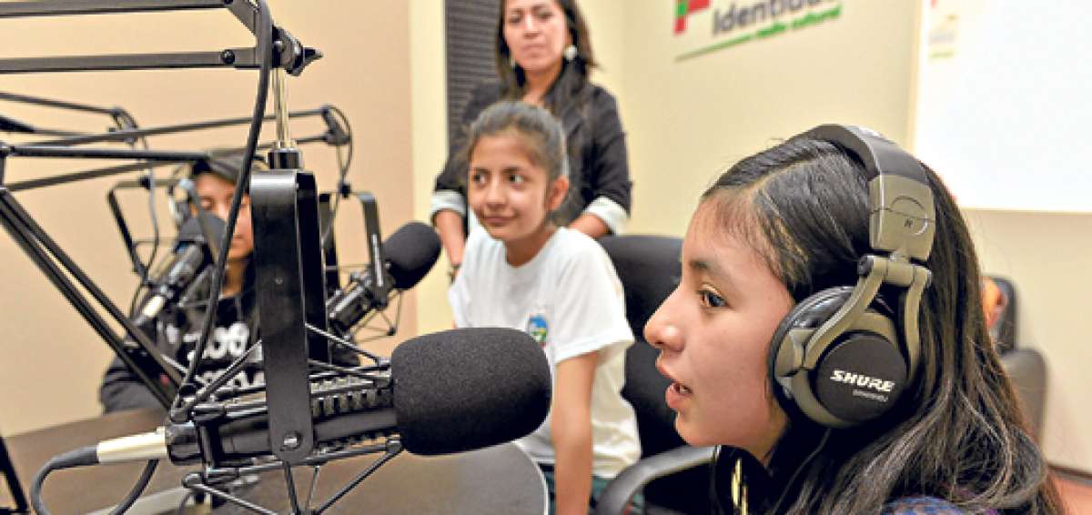Los chicos se emocionaban por hablar en el micr&oacute;fono. Para algunos era la primera vez que se escuchaban en la radio. Foto: Roberto Ch&aacute;vez / El Tel&eacute;grafo