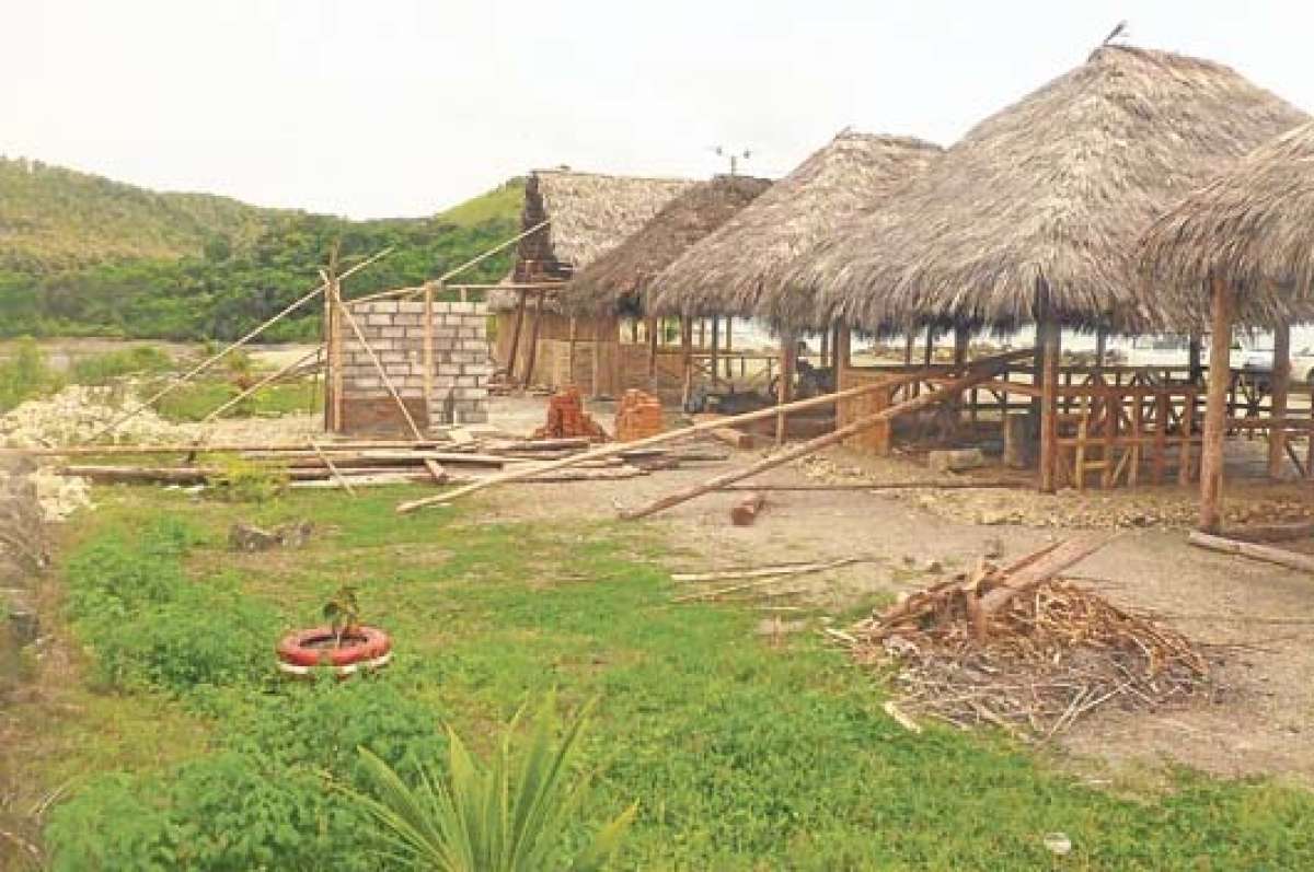 Las edificaciones se encuentran muy cerca de la zona de playa y sobre un relleno construido por la Secretar&iacute;a de Riesgos. Foto: Cortes&iacute;a