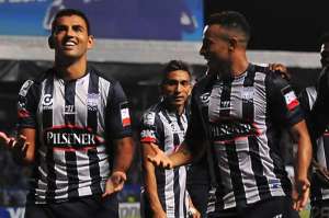 Con dos goles de Luis Escalada, ingresado a los 4 minutos, Emelec se impuso 2-1 a Le&oacute;n y se adue&ntilde;&oacute; de la punta en el Grupo 7. Foto: Jos&eacute; Mor&aacute;n