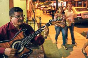 &lsquo;Polito&rsquo; Figueroa ha dedicado 40 a&ntilde;os de su vida al canto y la actuaci&oacute;n. Todos los d&iacute;as se re&uacute;ne con otros artistas para cantar a los clientes de un restaurante. Foto: Pilar Vera.