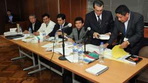 Clever Jim&eacute;nez, Fernando Villavicencio y Carlos Figueroa acusaron al presidente Rafael Correa por supuestamente haber ordenado la incursi&oacute;n armada al Hospital de la Polic&iacute;a, el 30 de septiembre del 2010. Foto: Andr&eacute;s Darquea/EL TEL&Eacute;GRAFO 