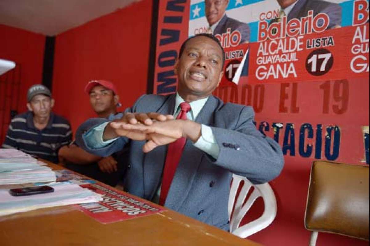 El l&iacute;der barrial pide al Concejo Electoral que se abran las urnas. Foto: Karly Torres