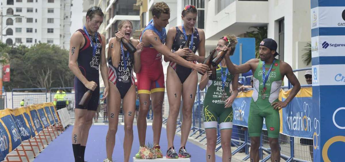 Los ganadores festejaron juntos en el podido.  