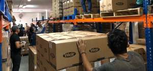 La Gobernaci&oacute;n del Guayas retir&oacute; de las bodegas de Alcogel Weir, frascos de alcohol y gel para evitar su circulaci&oacute;n y venta.
