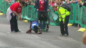 Atleta keniata no se dio por vencida y gate&oacute; hasta la meta en la marat&oacute;n de Austin (Video)