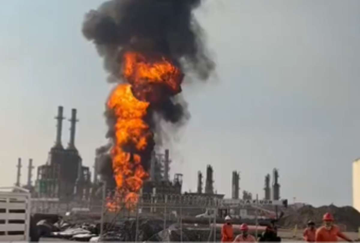 Fuerte incendio en una refinería de petróleo en México