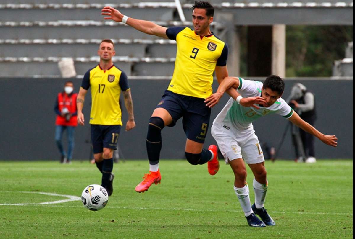 Leonardo Campana transporta el balón durante un partido amistoso ante Bolivia