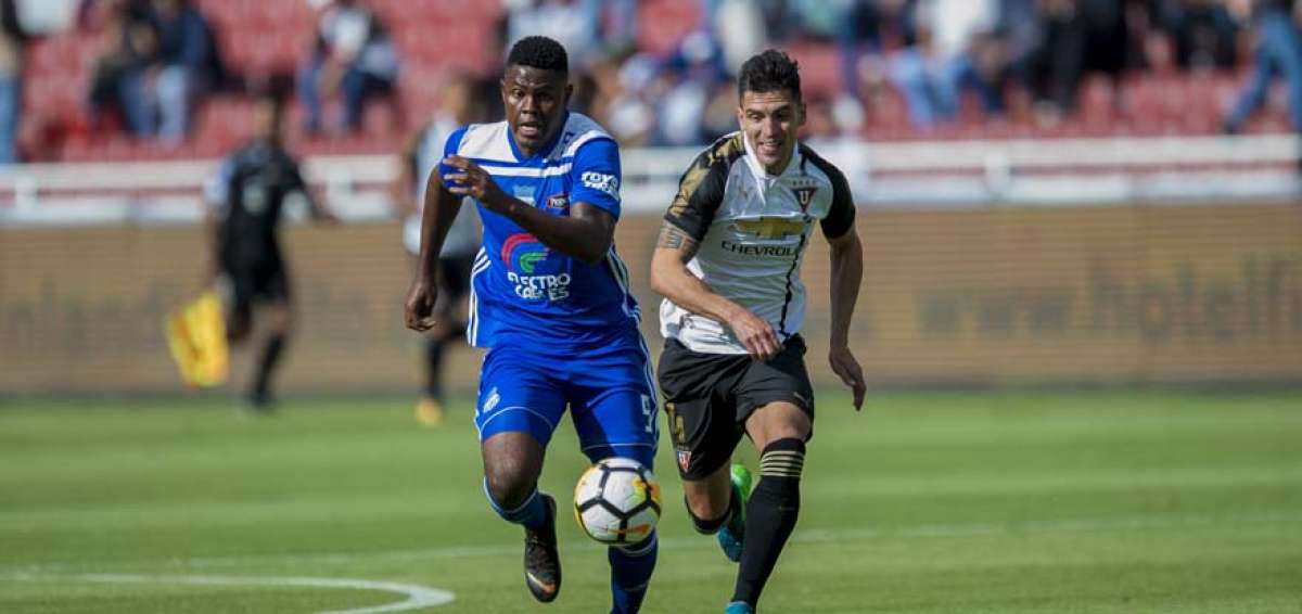 Marlon de Jes&uacute;s (azul) disputando el bal&oacute;n con Horacio Salaberry.