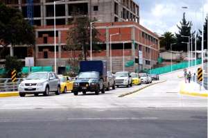 Los nuevos accesos permiten que el tr&aacute;nsito vehicular fluya mejor en 2 zonas de la capital cotopaxense. Foto: Silvia Osorio / para El Tel&eacute;grafo