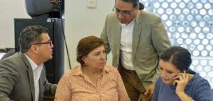  Vethowen Chica (izq.), Roc&iacute;o Alb&aacute;n (centro), Virgilio Hern&aacute;ndez (de pie) y Rosana Alvarado (der.) durante la reuni&oacute;n de la Comisi&oacute;n.