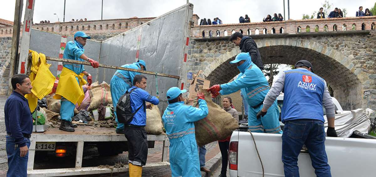 Trabajadores de la Empresa de Limpieza de Cuenca EMAC ayudaron en el desalojo de los materiales sacados de los r&iacute;os de la capital azuaya.