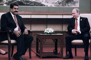 El presidente venezolano, Nicol&aacute;s Maduro, de visita en China, sostuvo ayer una reuni&oacute;n con su hom&oacute;logo ruso, Vladimir Putin (derecha). Foto: AFP