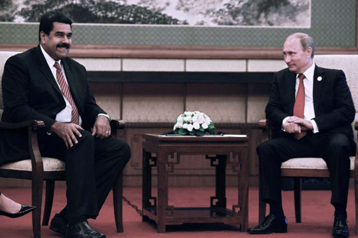 El presidente venezolano, Nicol&aacute;s Maduro, de visita en China, sostuvo ayer una reuni&oacute;n con su hom&oacute;logo ruso, Vladimir Putin (derecha). Foto: AFP