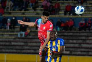 Ronie Carrillo (izq.) marcó el segundo gol del triunfo de los criollos en la Copa Ecuador. 