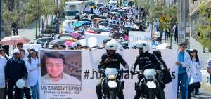 Estudiantes de la Facultad de Medicina y familiares de Luis Viteri marcharon hasta la Fiscal&iacute;a y Corte de Justicia.  