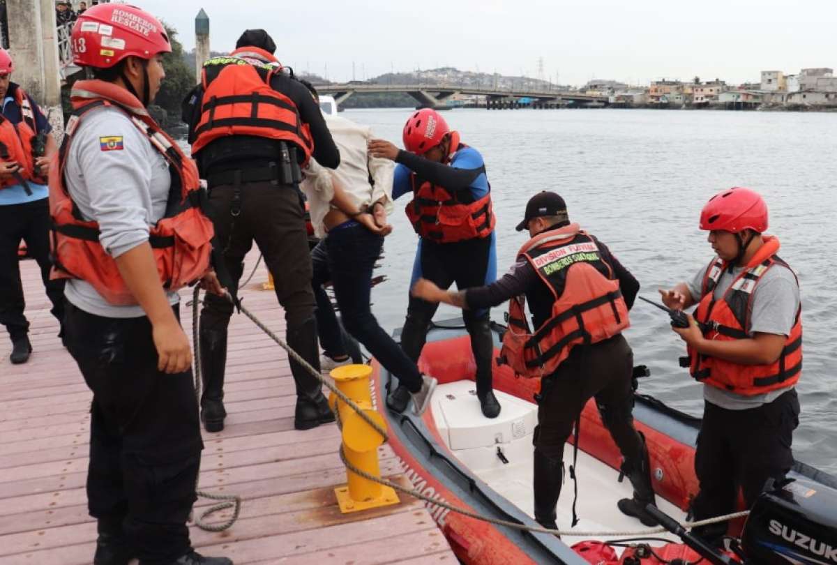 Capturan a delincuente que se lanzó al estero Salado
