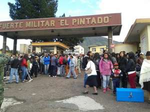 Cientos de j&oacute;venes acudieron hoy al Fuerte Militar El Pintado para registrarse en el servicio militar. Foto: Nelson Silva / EL TEL&Eacute;GRAFO