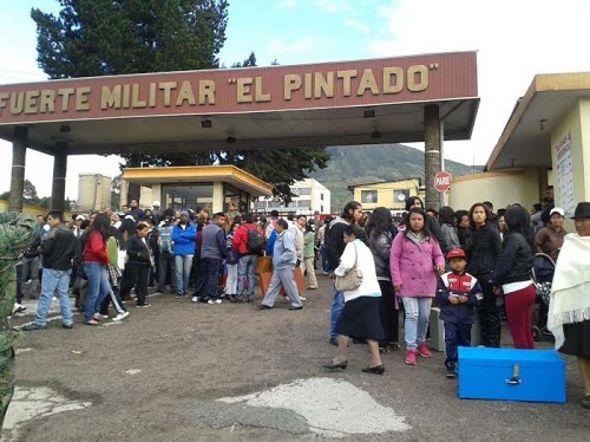 Cientos de j&oacute;venes acudieron hoy al Fuerte Militar El Pintado para registrarse en el servicio militar. Foto: Nelson Silva / EL TEL&Eacute;GRAFO